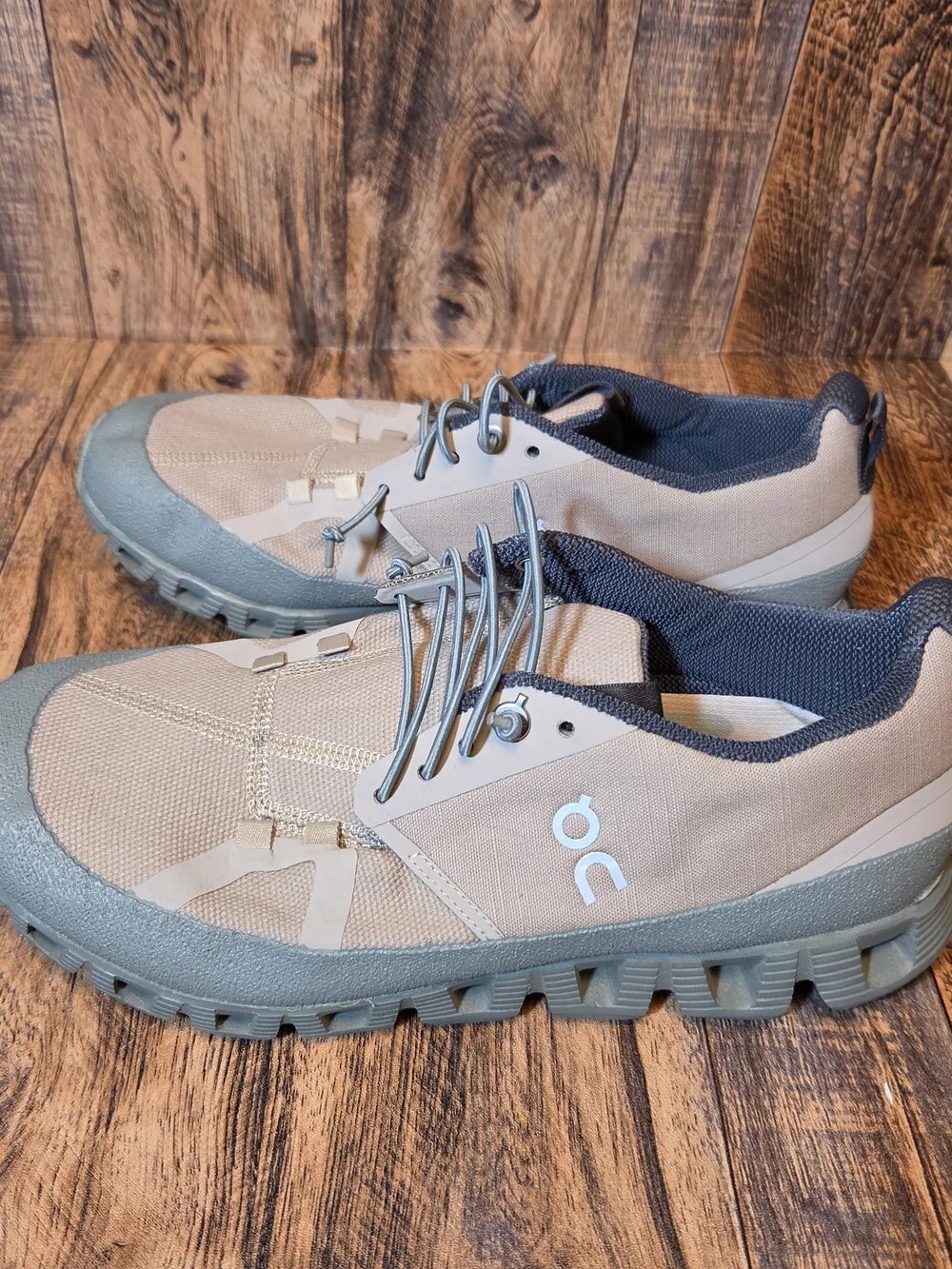 On Cloud Running Womens Low-Profile Running Shoes in Beige/Blue
